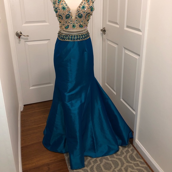 NWOT STUNNING mermaid style sleeveless gown with beaded illusion mesh top… - Picture 2 of 6